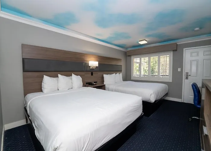 Hollywood Palms Inns & Suites