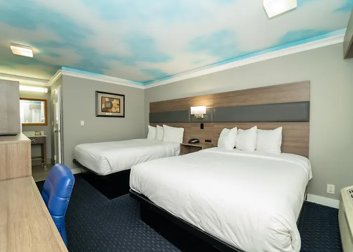 Hollywood Palms Inns & Suites