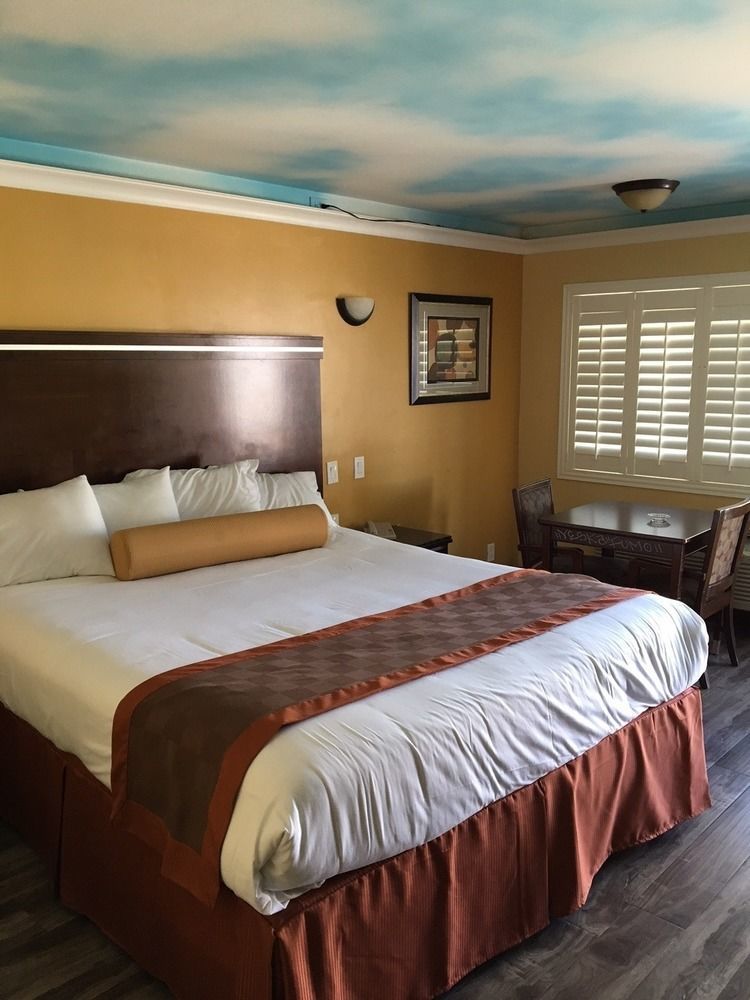 Hollywood Palms & Motel 2*